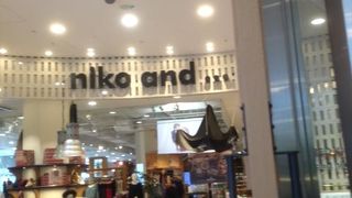 見るからに、ぶらっと入りたくなる外観。さらに、レストランとコラボしています。