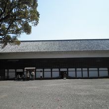 正面から撮影、二階に広間があります