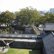 宇土城最上階からの眺め。ちょうど、右手の建物が入口になりま