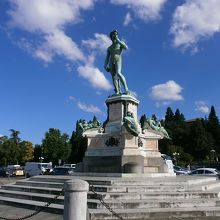 広場のダヴィデ像