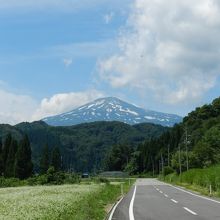 西側から見た鳥海山