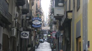 にぎやかな目貫通り