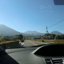 小林市内より。右から甑岳、韓国岳、夷守岳（ひなもりだけ）。