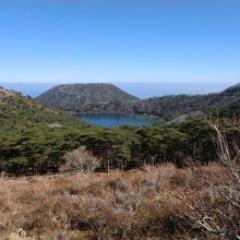 池まぐりの２湖パノラマ展望台より。湖の向こうの台形の山が甑岳