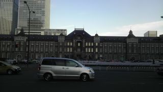 モダンな駅に！