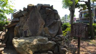 日本庭園に大正モダン調の建物がマッチします