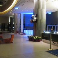 レセプションカウンター横の柱をパンダが登っています