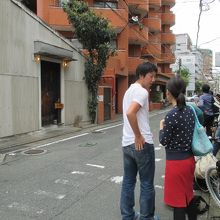 行列　　10人で30分くらいのペースで待ちます。