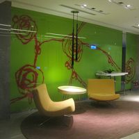 ポップなデザインのエレベーターホール、そこには…