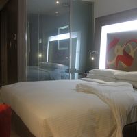 バスルームのガラス窓はボタン1つで擦りガラスになります