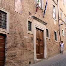 入口です。旗が立っています。