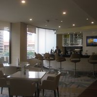 ラウンジ内にはバーカウンター、喫煙可能な屋外席もあります