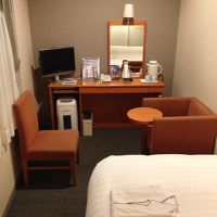 デスクまわりはちょっと狭い