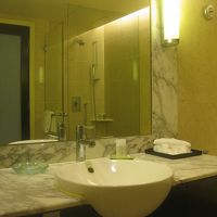 バスルームも客室同様センスの良いデザインです