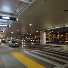 ターミナルを出てすぐ。