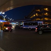 ひとつ道路を渡ったところでバス停マークを探してください