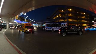 荷物検査に長い列　＠LAX（ロサンゼルス国際空港）