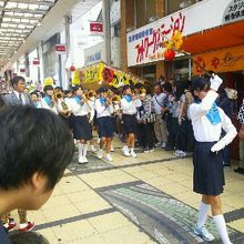 小学生の鼓笛隊。