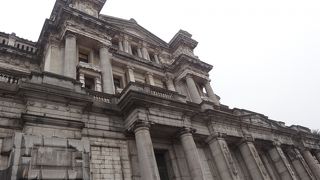 警備の厳しい立派な建物