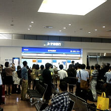 よく知らない韓流スター？が到着したらしい人ごみ。