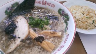 見た目よりはこってりしていないラーメン