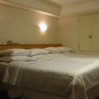 ベッド横のドアはバスルームに通じています