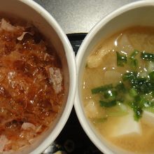 かつぶしめしと豚汁をいただきました