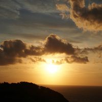 庭から見た朝日