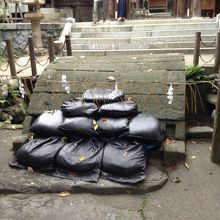 福岡西方地震で石橋は壊れたままです。