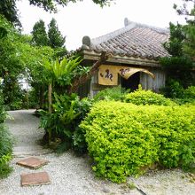 店の入口は奥へ進んだ裏手にあります。