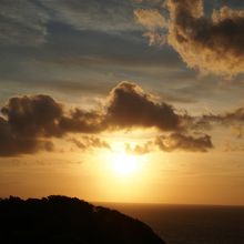 庭から見た朝日