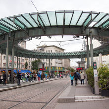 大きなトラム駅が近くにあります