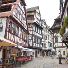 木組みの家が並びます