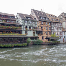 カラフルな家が並びます