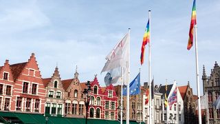 観光の中心となる綺麗な広場