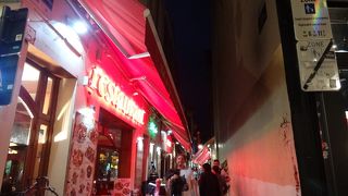 混み合っているレストラン街