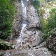 三ヶ谷の滝。この先は危険とのことでUターン。