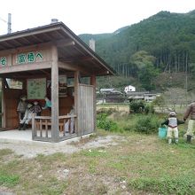 この案山子が出迎えてくれます。ビックリした。