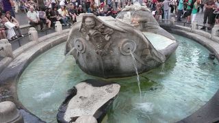 いつ来ても多くの人で賑わうバルカッチャの噴水