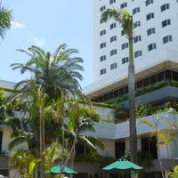 プールから見たホテル外観