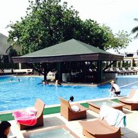 プール 真ん中にバーがある