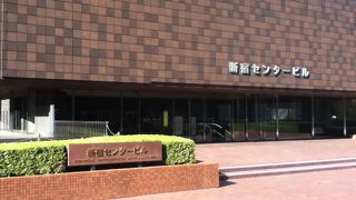 どっしりした茶色の高層ビル