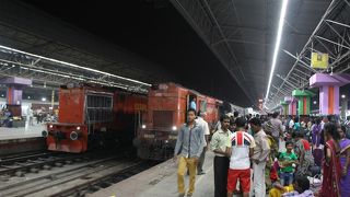 混とんとした駅