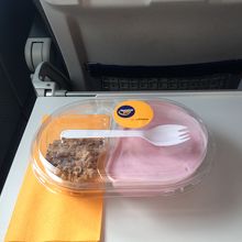 機内食？のヨーグルトとシリアル