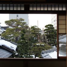 2階から見下ろす古翠園の雪景色