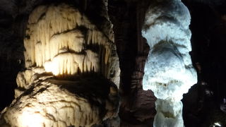 トロッコ列車で行くポストイナ鍾乳洞