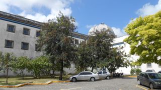 もと監獄ということだけあってちょっと変わった建物