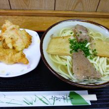 宮古そばはてんぷら2個付き。