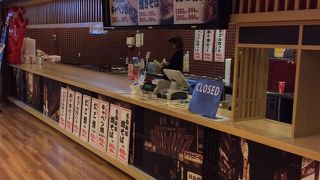 フードコートに。