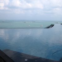 海に溶け込むようなプール